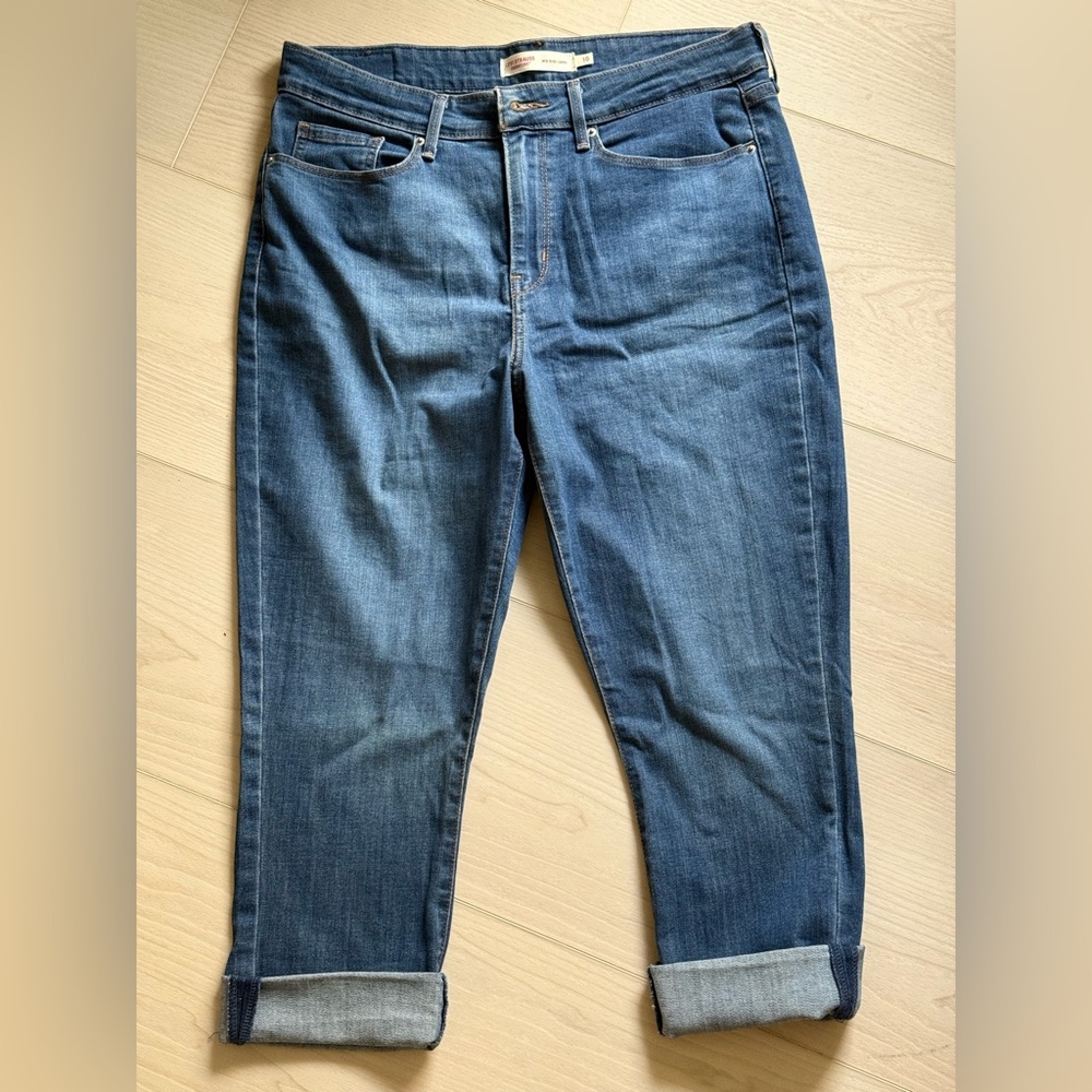 NWOT Levi's 5 Pocket Blue Capri/Roll Up Jeans